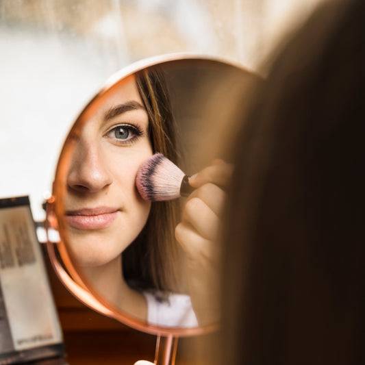 Cómo Aplicar Correctamente el Contorno y el Iluminador: ¡Resalta tus Rasgos Faciales!